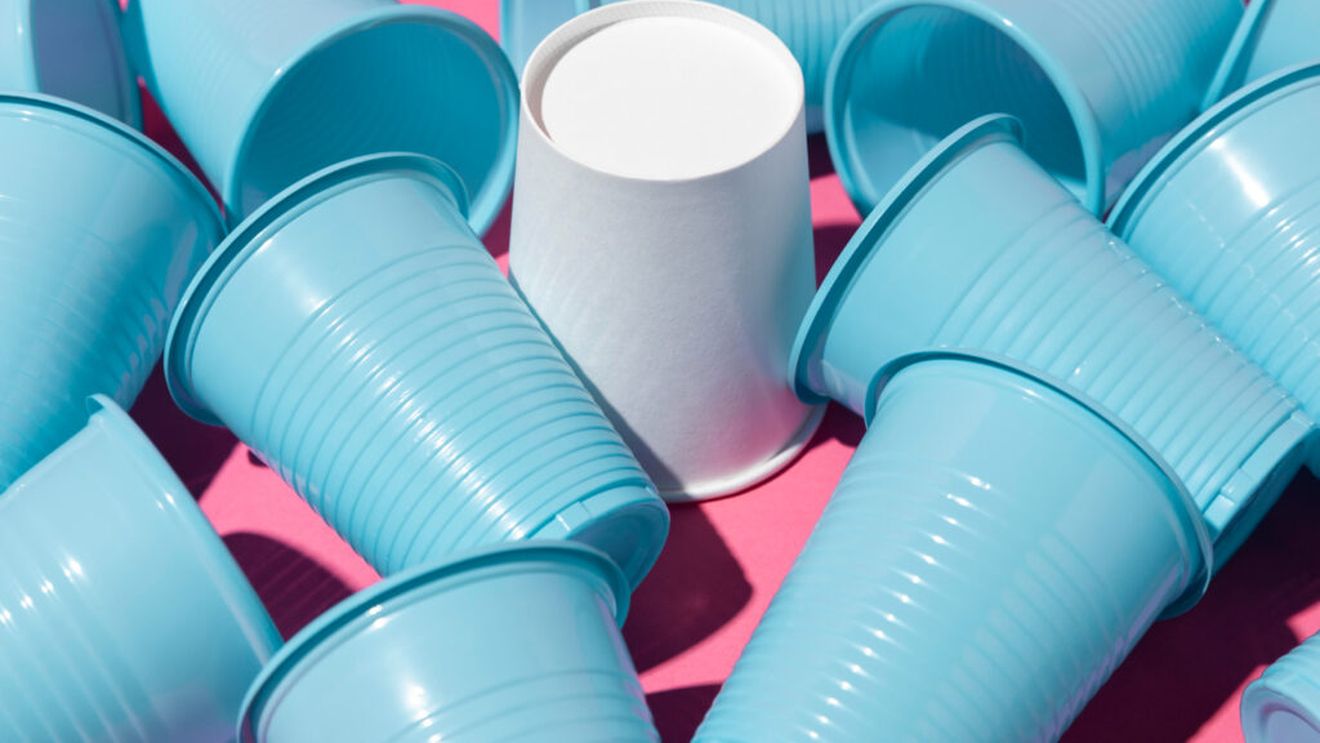 Franţa amână cu patru ani interzicerea paharelor de unică folosință care conţin plastic / Termenul poate fi revizuit
