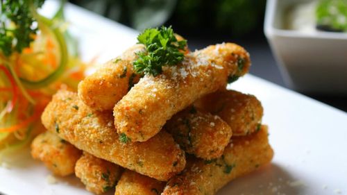 Batoanele de pește, o masă rapidă, cu proteine și nutrienți esențiali/Ce riscuri pot exista, pentru sănătate, când mănânci batoane de pește, și cum să le păstrezi în mod corect