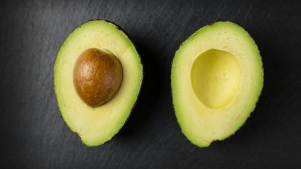 Cum ajuți un fruct de avocado să se coacă după ce l-ai cumpărat. Dar dacă l-am tăiat și e prea crud? / Ce sunt fructele climaterice