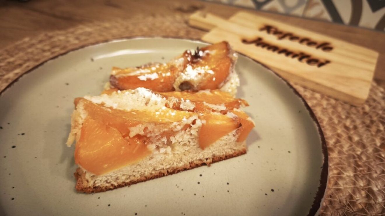 FOTO | Rețetele Juanitei | Prăjitură răsturnată cu caise sau/și piersici – savurează aromele proaspete în combinație cu un pandișpan pufos