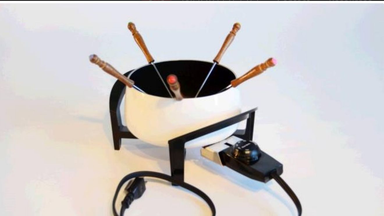 Un aparat special cu care poți topi ciocolata, în care apoi să scufunzi căpșuni sau alte fructe proaspete de Valentine’s Day. Prețul începe de la 50 de lei și poate ajunge la 500, în cazul modelelor mai mari și accesorizate