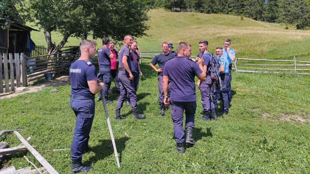 Suceava: Misiune umanitară în sprijinul ciobanilor de la stânele de pe versantul Dârmoxa, izolaţi după viiturile din iulie