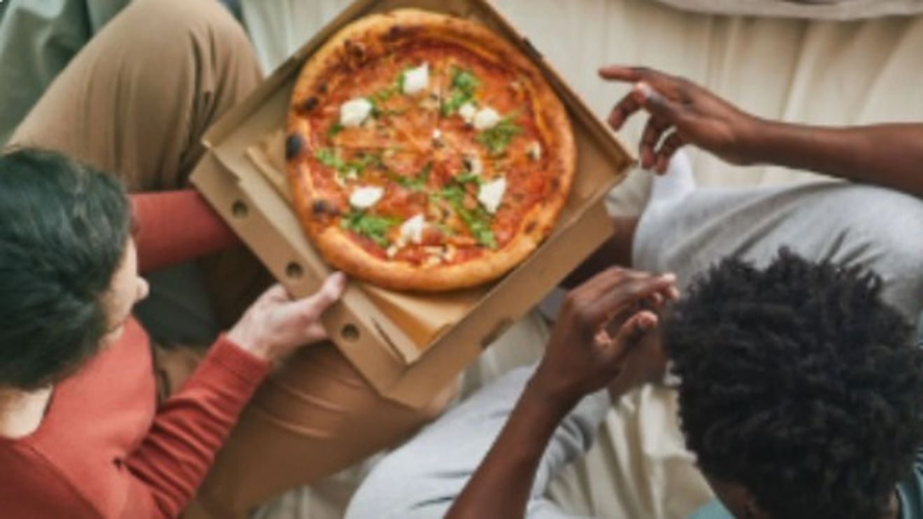 „Bed Rotting”, fenomenul tot mai popular în rândul tinerilor / Generațiile Z și Millennials au tendința de a petrece mult timp în pat mâncând și navigând pe aplicații sau urmărind seriale / Deși considerat o formă de relaxare, acesta are implicații negative asupra sănătății