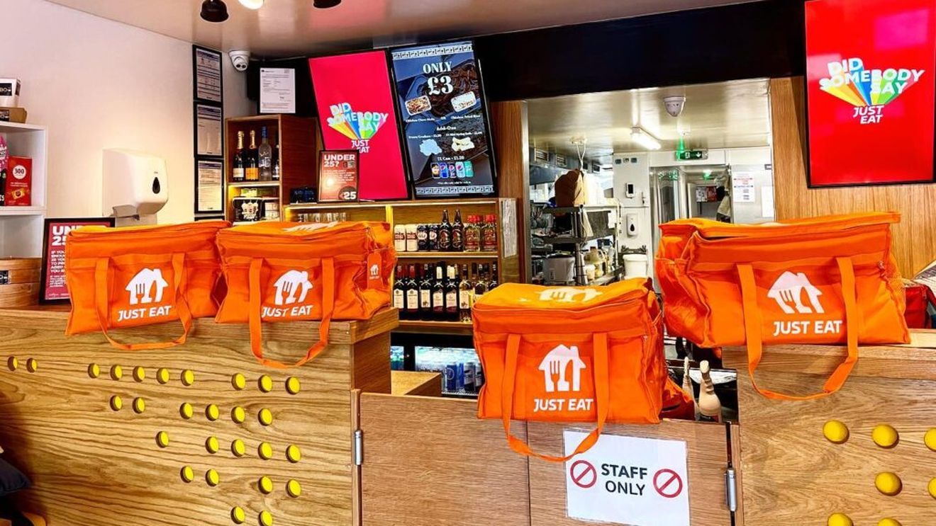 Preluări în serie și concurență tot mai acerbă pe piața de food delivery. Just Eat va fi preluată de Prosus, un mare investitor global în tehnologie