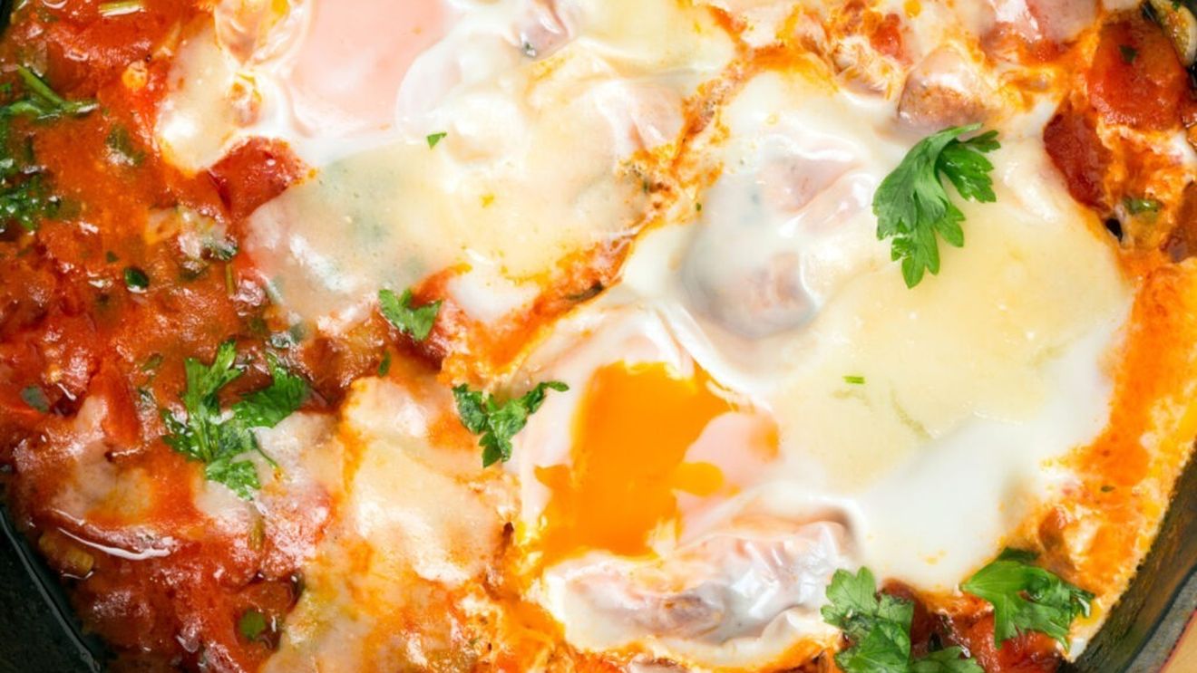 Rețete pentru studenți. Ouă în Purgatoriu sau gustul simplu și bun al unei zile de vară. Un preparat rapid, sănătos și pe placul tuturor