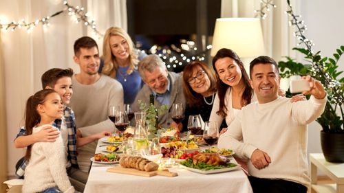 INTERVIU | Ce poți face de sărbători pentru a nu mânca prea mult / Medic: „Este foarte ușor să mâncăm din emoție, nu din necesitate”