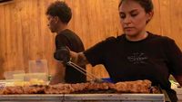 VIDEO FOTO | Cum au petrecut românii din Catalonia cu mici, gulaș și gogoși. Coada la mici s-a întins, nu doar în lungime,ci și până târziu în noapte