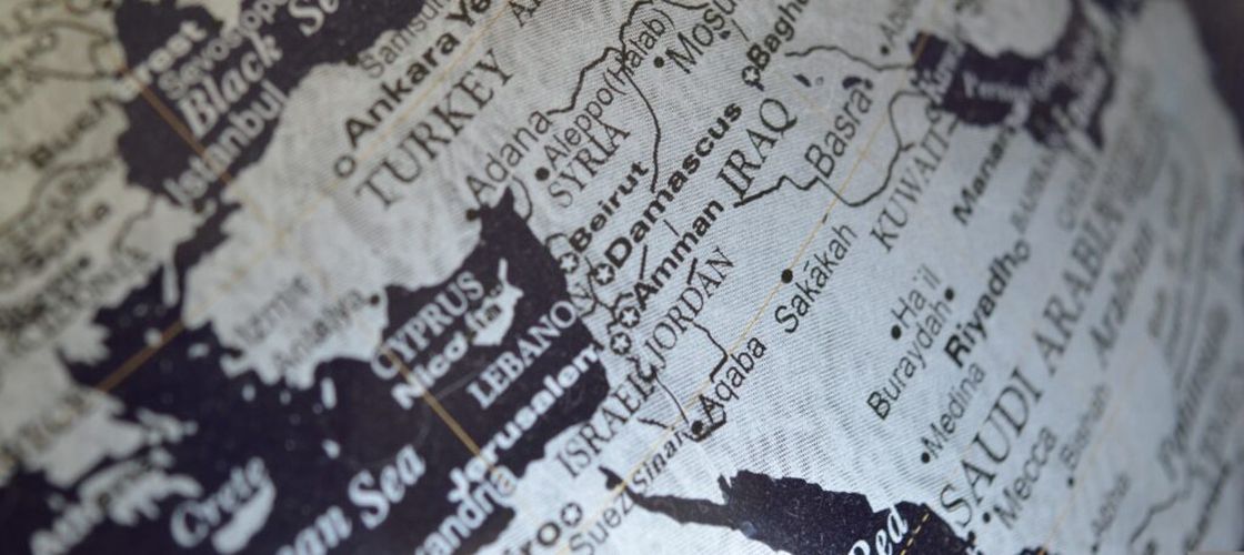 Portul care a dat numele cafelei „mocha”, atacat aproape zilnic. Rebelii Houthi amenință una dintre cele mai importante rute petroliere din lume