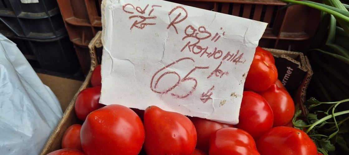 De ce sunt atât de scumpe roșiile românești primăvara / Legumicultor: „Este poate costul corect pentru un aliment care nu este normal și natural să fie produs în această perioadă din an în România!”