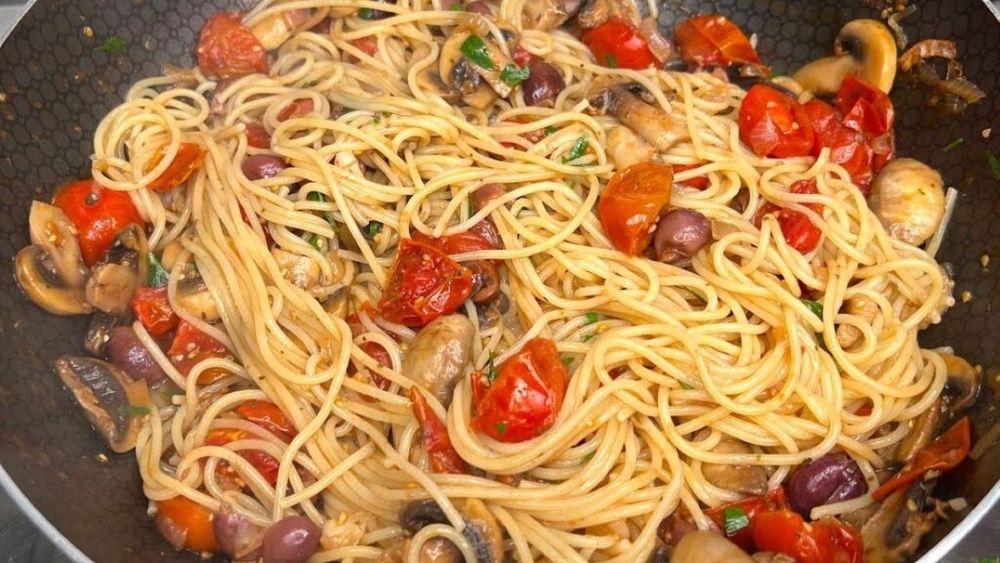 Pastele de vineri seara. Spaghetti alla disperata - o rețetă care combină într-un sos ingrediente de mai multe feluri, pe care le avem de regulă prin frigider sau cămară. Rapide, savuroase și de post
