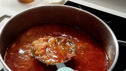 Rețetele Juanitei/ Două variante de ciorbă de fasole: cu afumătură sau de post, fără carne/ În cea de post vom adăuga multe legume