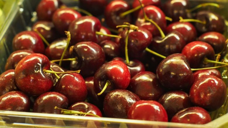 Prețul cu care se vinde un kilogram de cireșe într-o piață din Sibiu / Vânzătoare: „Au luat pofticioșii”