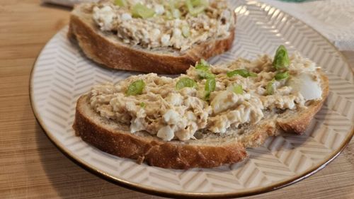 Mic dejun proteic pentru un început de zi plin de energie: pastă de ton cu ouă și cremă de brânză / Dacă nu ai timp să mănânci acasă, îl poți lua la pachet la birou și să-l consumi cu o felie de pâine cu maia