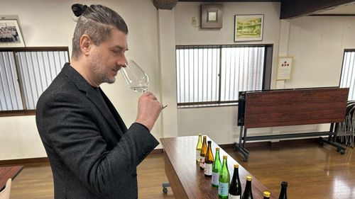 „Nu este o țuică japoneză”. Dragoș Marinescu, expert în sake, explică de ce băutura din orez seamănă mai mult cu vinul