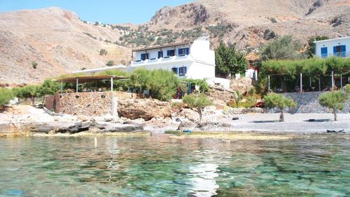 Turiștii din Grecia renunță la restaurante și-și cumpără alimentele din supermarketuri