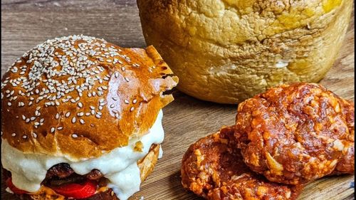 Ziua Internațională a Burgerului, 28 mai: Povestea burgerului care conține o chiftea inspirată de rețeta babicului și cașcavea afumată de pe Valea Doftanei / Adrian Alexe: „Am vrut să arătăm că putem face burgeri și din produse locale, nu doar să copiem ce vine din afară”