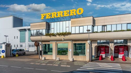 Compania italiană Ferrero, producătoarea Nutella, oferă un premiu anual de peste 2400 de euro fiecăruia din cei peste 6000 de angajati din Italia