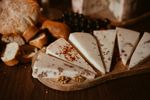 Un maestru brânzar explică de ce nu ar trebui să păstrezi niciodată brânza în folia de plastic / Cum se depozitează corect pentru a nu-și pierde aroma și textura