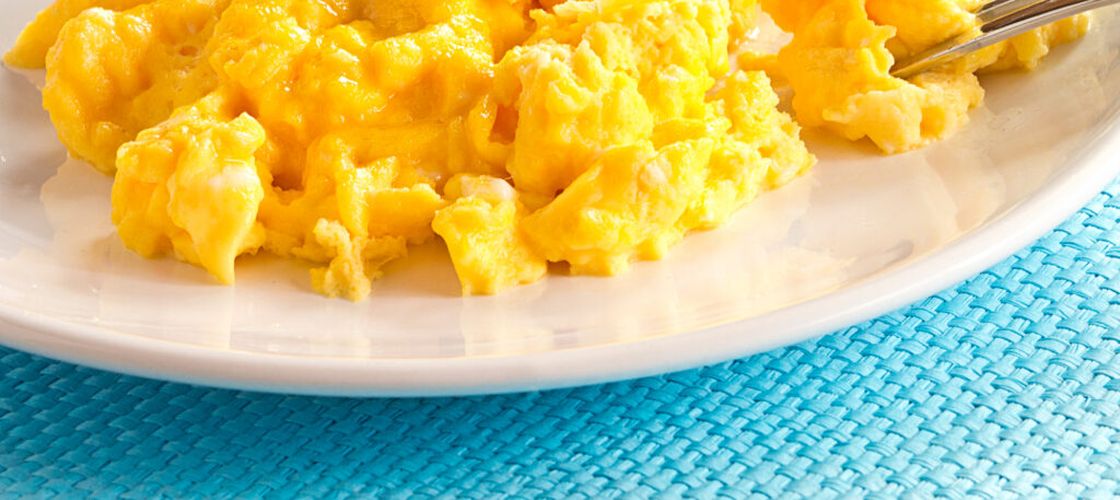 Ouă „frambled”, rețeta virală care dă dependență: albușuri pufoase și gălbenuș cremos, în aceeași tigaie