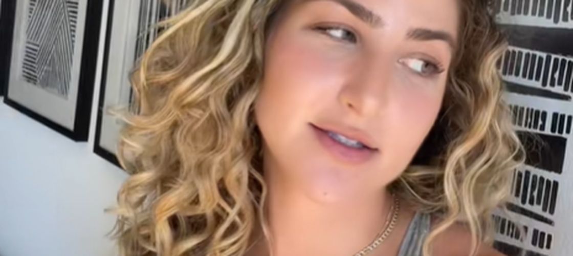 „Miroase îngrozitor”: O femeie a devenit virală după ce a mâncat pui făcut acasă în avion / Reacțiile au explodat pe TikTok