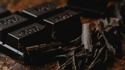 SUA: Metalele grele, inclusiv plumbul, se găsesc în multe batoane de ciocolată neagră, arată un studiu