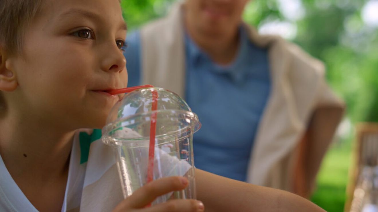 SUA revin la paiele din plastic și renunță la cele de hârtie/ Donald Trump a semnat un decret în acest sens, după ce a anunțat în urmă cu câteva zile că va face acest pas