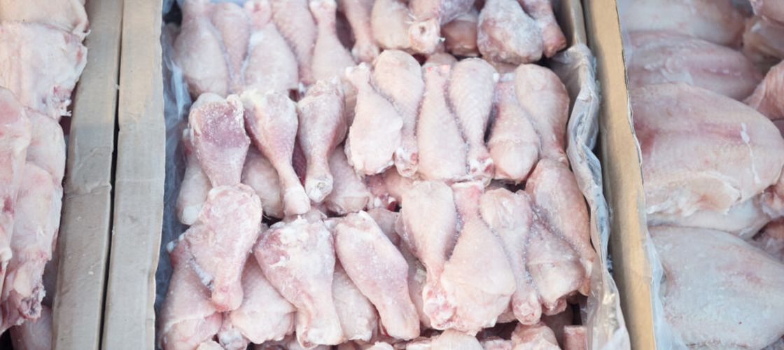 80% din primul lot de pui brazilian importat prin acordul UE-Mercosur, contaminat cu Salmonella. Transportul a fost returnat