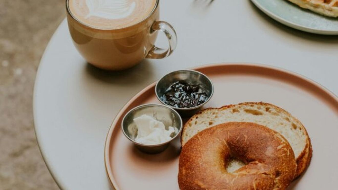 Bagel de casă sau sandwich american, iese perfect când preparăm chiar noi pâinea/ Umplutura o pune fiecare după gust
