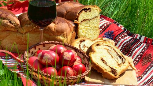 O comunitate aproape dispărută și ritualurile ei de Paște: Povestea țipțerilor din Vișeu de Sus / De pe masa nu lipseau șunca fiartă, ouăle vopsite în coji de ceapă și Paska