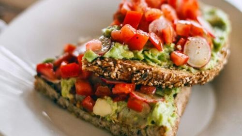 Trei variante de tartine ușor de făcut și sănătoase pentru micul dejun