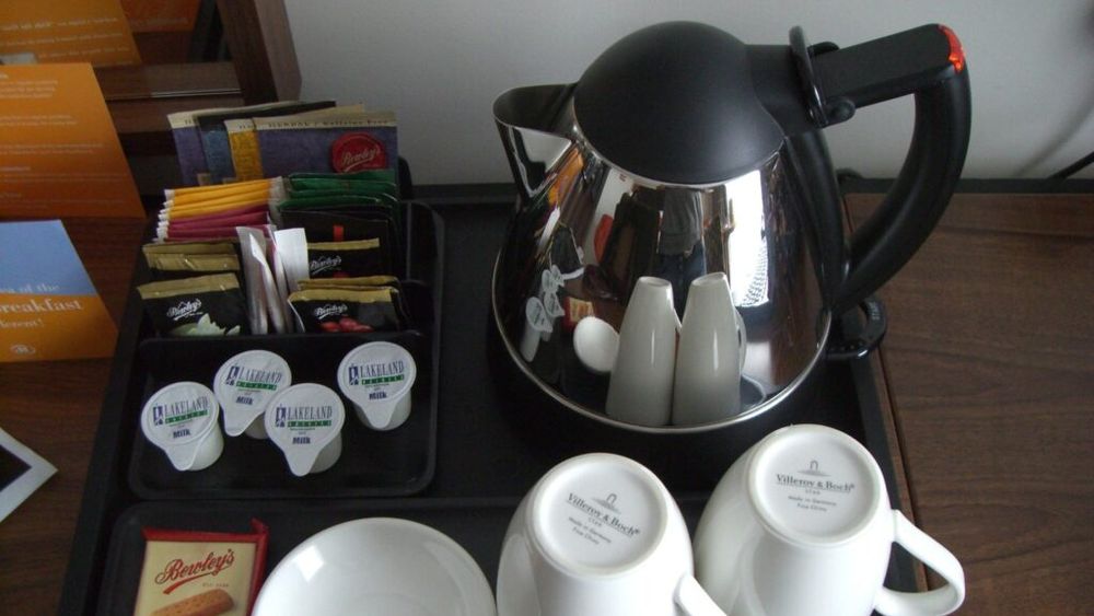 Motivul pentru care nu ar trebui să utilizezi fierbătorul de apă din hoteluri. Angajați din industrie spun că unii turiști îl folosesc pentru a-și spăla lenjeria intima