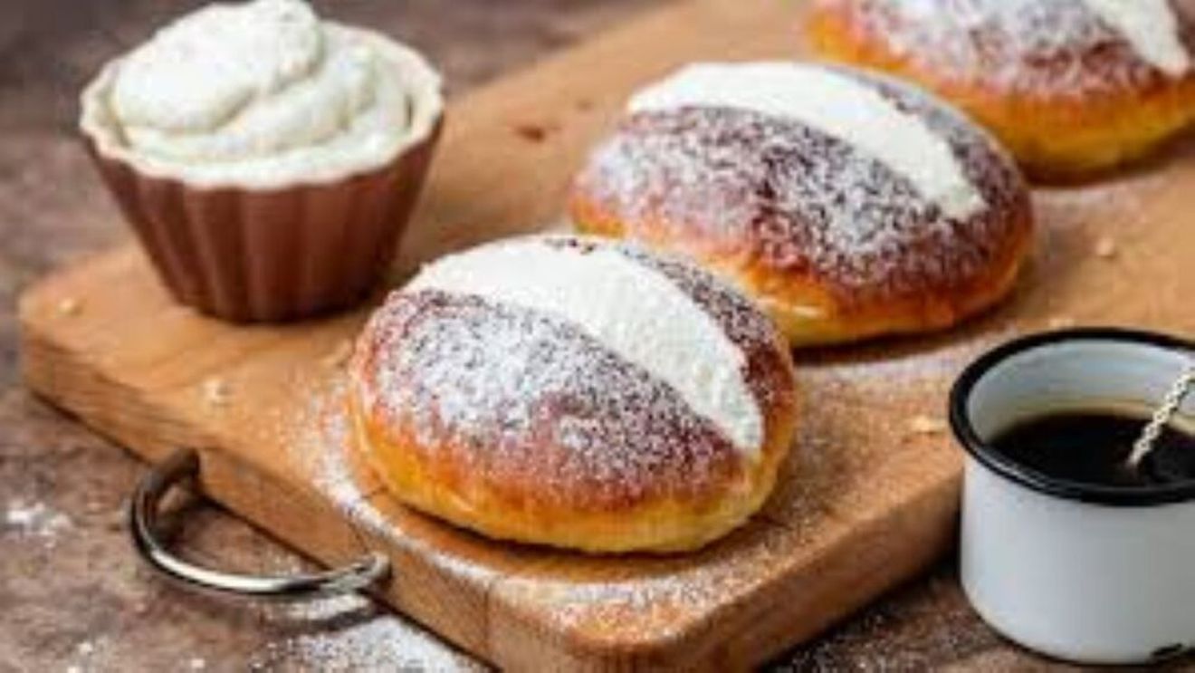 Al optulea rege al Romei nu e Francesco Totti, ci un desert tradițional după care te lingi pe degete. I maritozzi, desertul simbolic al capitalei italiene, datează din perioada antică, dar astăzi sunt mult mai pufoase și pline de frișcă