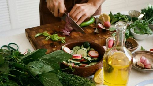 Cel mai sănătos mod de a face detoxifiere după Paște / Sfatul nutriționiștilor pentru persoanele care au mâncat „un pic cam mult” la mesele pascale