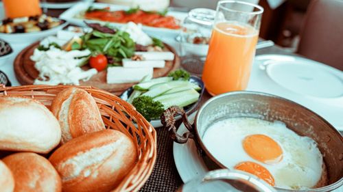 Șase rețete răcoritoare și delicioase pentru un brunch relaxat acasă/ Ideale pentru zilele de weekend călduroase când vin prieteni sau rude în vizită