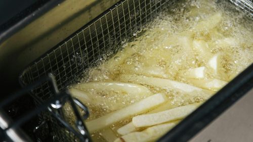 O a doua existență pentru uleiul de gătit refolosit/ Proiecte pentru a transforma deșeurile de ulei în produse cu funcții diferite