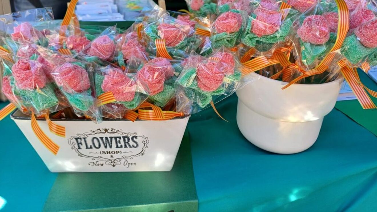 FOTO: Sant Jordi, sărbătoarea catalană cu povești din cărți, miros de trandafiri și gustări dulci / Cafenelele și restaurantele au meniuri speciale