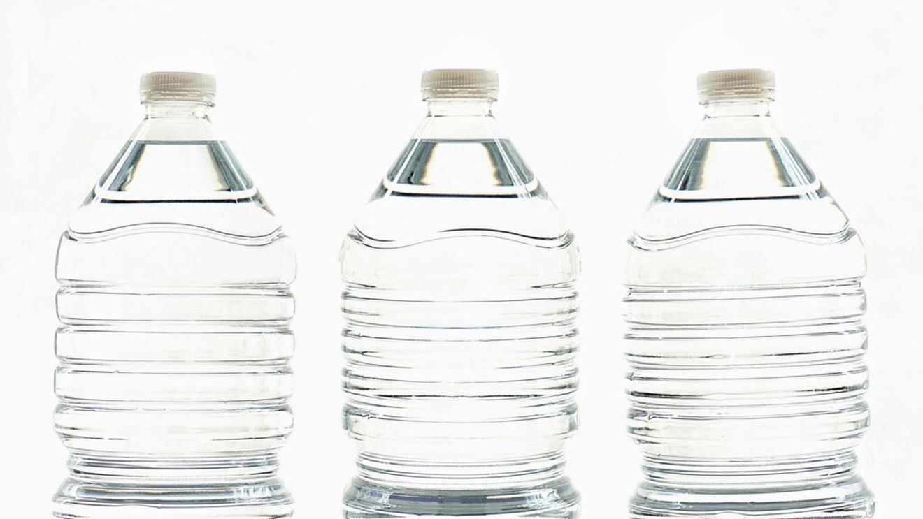 ANPC a controlat peste 700 de producători, distribuitori sau comercianţi de apă minerală naturală sau apă de izvor/ Amenzi de două milioane de lei