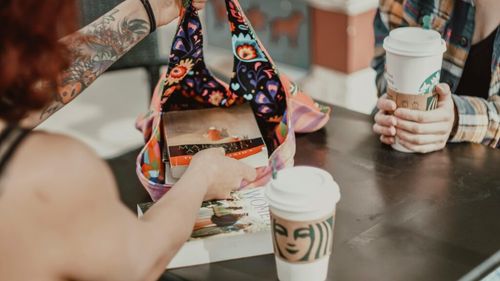 Invitație la lectură și cafea: Starbucks vrea să-și atragă clienții prin săli de lectură gratuite