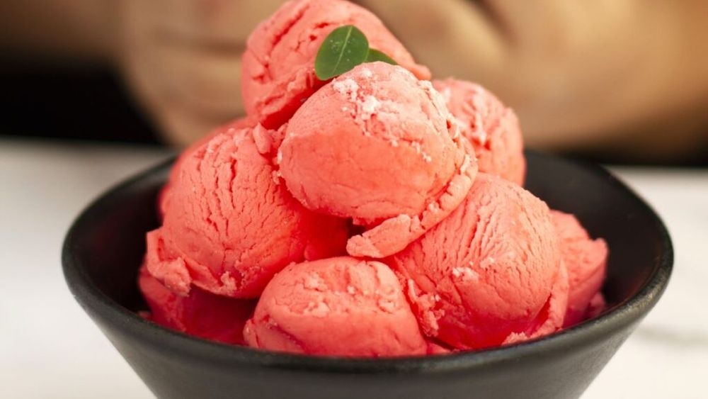 ANALIZĂ: Înghețata ar putea deveni mai scumpă, din cauza prețului tot mai mare al uleiului de cocos, un ingredient frecvent folosit în compoziția produsului