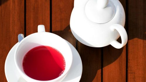 Un nutritionist dezvăluie ce băutură roșie și delicioasă ajută la reducerea balonării și scăderea tensiunii arteriale/ Aceeași plantă este eficientă în combaterea insomniei, problemelor cardiace și inflamațiilor