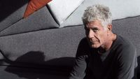Anthony Bourdain, înainte să devină o legendă a gastronomiei / Noul film „Tony” spune povestea tânărului care a început spălând vase într-un restaurant