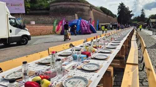 VIDEO | Masa care unește: Alba Iulia a stabilit sâmbătă, pentru a treia oară, un nou record mondial, cu cea mai lungă masă din materiale reciclabile din lume / 10.000 de oameni au participat la ospățul record