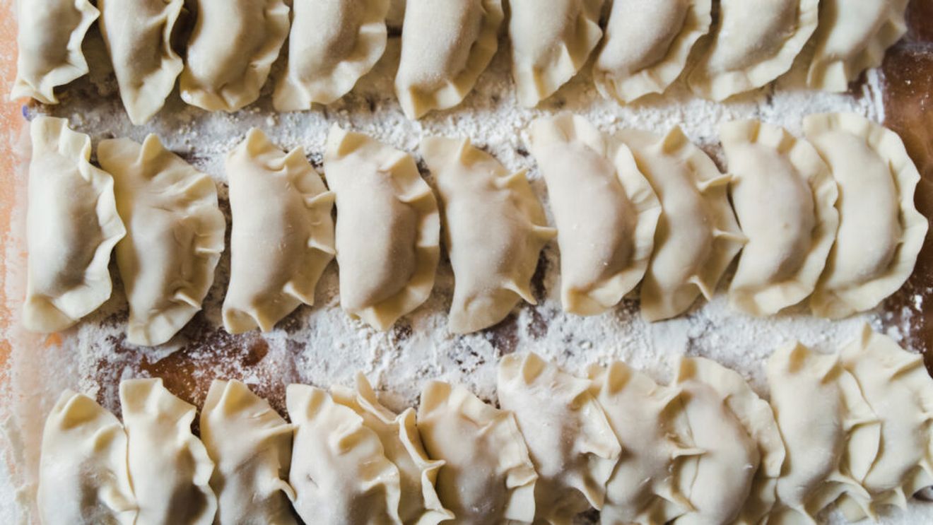 ABC în bucătărie | Cum să gătești corect colțunașii congelați / Bucătarii explică metoda corectă pentru a obține o textură perfectă și a evita zdrobirea lor la fierbere