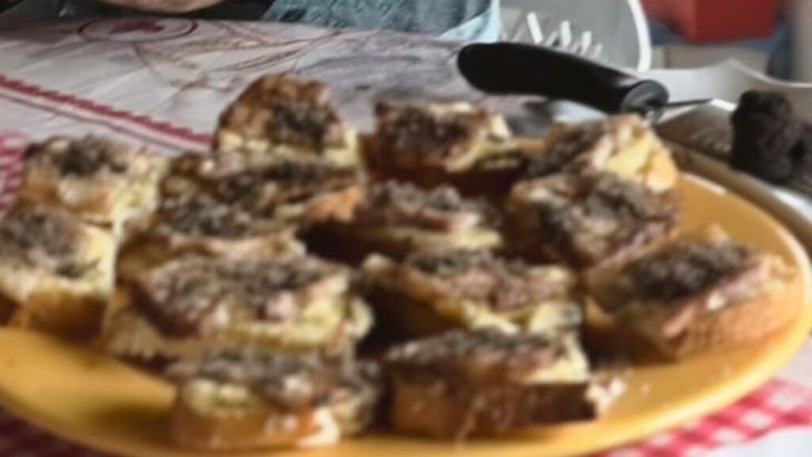 VIDEO | Tapas cu trufă neagră: Pâine prăjită cu ulei și trufă/ Preparat simplu care merge perfect cu un pahar de vin