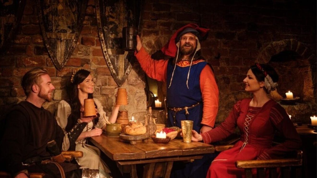 Băuturi medievale, la reducere pentru cei care ştiu parolele Festivalului Sighişoara Medievală/Ce conține Elixirul Cavalerului Roșu Roşu