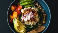 Quinoa, ou, fasole și broccoli / Micul dejun antiinflamator care aduce 21 g de proteine într-o singură porție