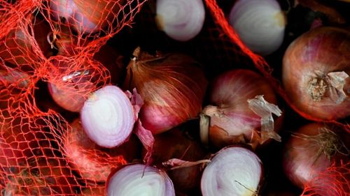 Știai că ceapa roșie poate regla zahărul din sânge? În plus, are efecte antioxidante și susține sănătatea inimii și a oaselor / Compușii săi ar putea inhiba creșterea celulelor canceroase, spun unele studii