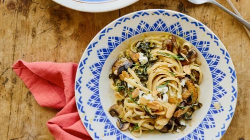 Rețetele Thomasinei Miers / Linguine cu ciuperci și mangold, un prânz delicios și deloc complicat