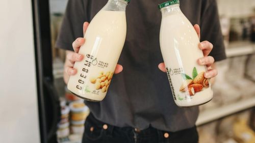 Bei prea mult lapte de migdale? / În afară de beneficii, iată ce efecte secundare are laptele de migdale, de care trebuie să fii conștient