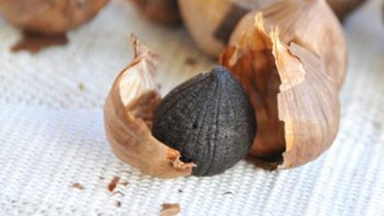 Usturoiul negru, ciudatul aliment care are beneficii nebănuite pentru sănătate/Cum se obține și de ce ar trebui să-l consumi